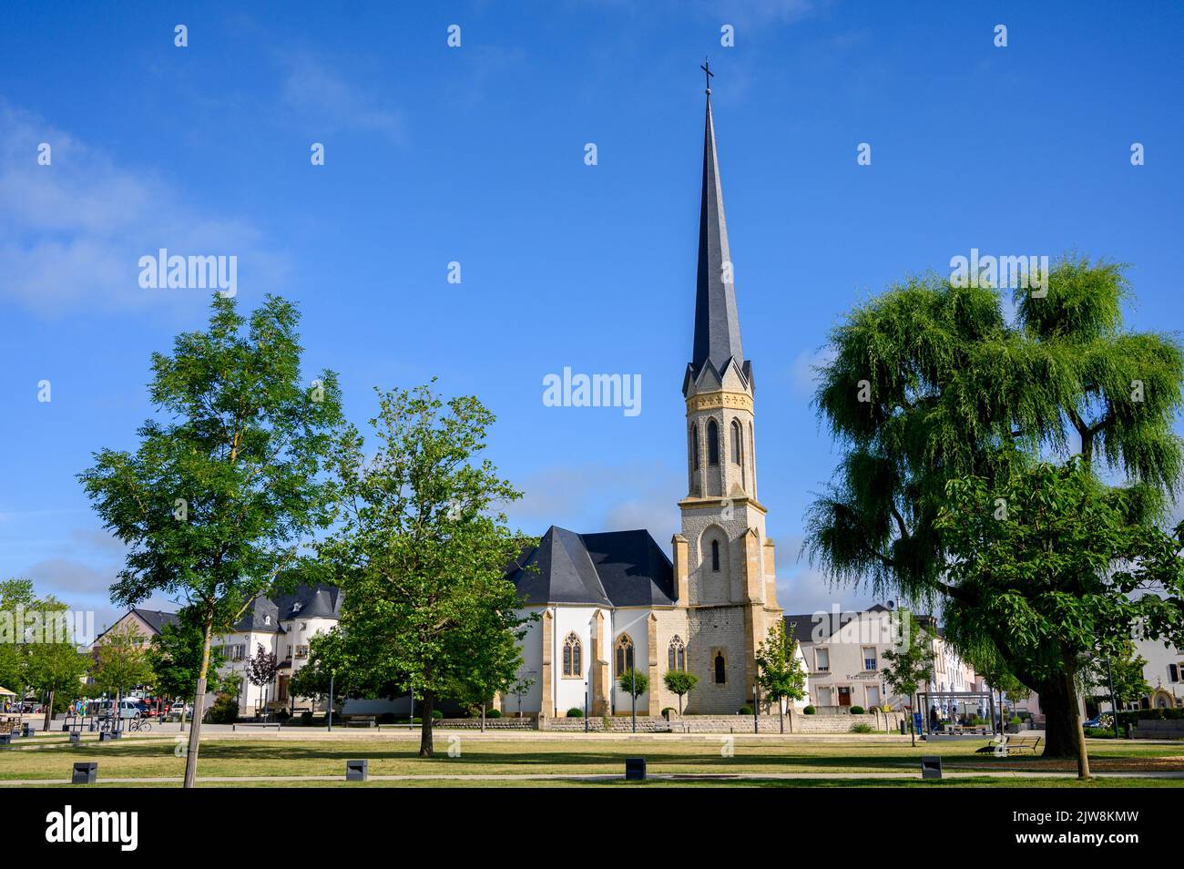Die Kirche der Heiligen Peter und Paul (Eglise Saints-Pierre-et-Paul) in Bertrange (auch Bartreng oder Bartringen), Luxemburg. Stockfoto
