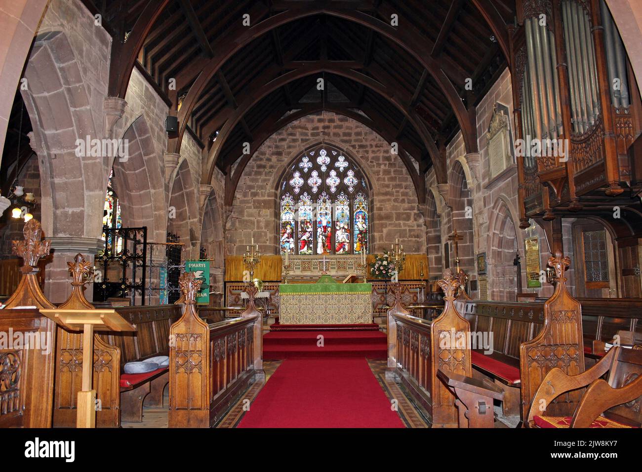 Chorgestühl und Altar der denkmalgeschützten Pfarrkirche St. Mary's, Eastham, Wirral Stockfoto
