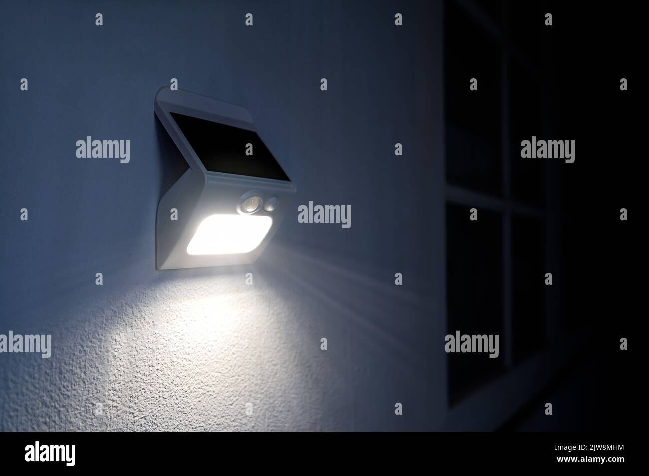 Kleines solarbetriebenes LED-Licht mit Bewegungssensor. Stockfoto