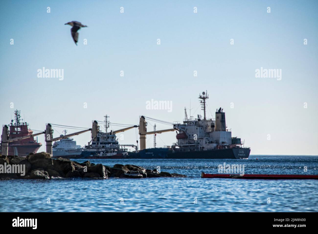 4. September 2022: Gibraltar erwachte mit den Aussichten auf weitere Säuberungsarbeiten an seinen Küsten, als Öl aus dem betroffenen Massengutschiff OS35 die Küsten erreichte. Bereits am Vortag begann die Säuberung, als das Öl die Westseite des Felsens von Gibraltar erreichte, nachdem der Slick von der Ostseite aus westwärts driftete, wo das Schiff in einer Tiefe von 17 Metern aufgebrochen ist Die Rückgewinnung von Treibstoff aus dem Schiff wurde mit der Unterstützung spanischer Meeresressourcen fortgesetzt, die mit den maritimen Vermögenswerten Gibraltars zusammenarbeiteten. Die Mitarbeiter der Umweltbehörde überwachten die Strände und die Küste Stockfoto