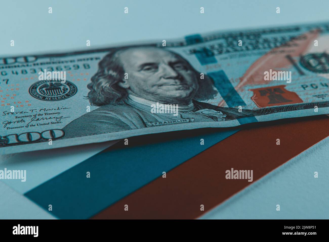 Dollar-Banknote mit Russland-Flagge, finanzielle Unterstützung für Russland aus den USA, Unterstützung für Russland , finanzielle Hilfe aus den USA Stockfoto