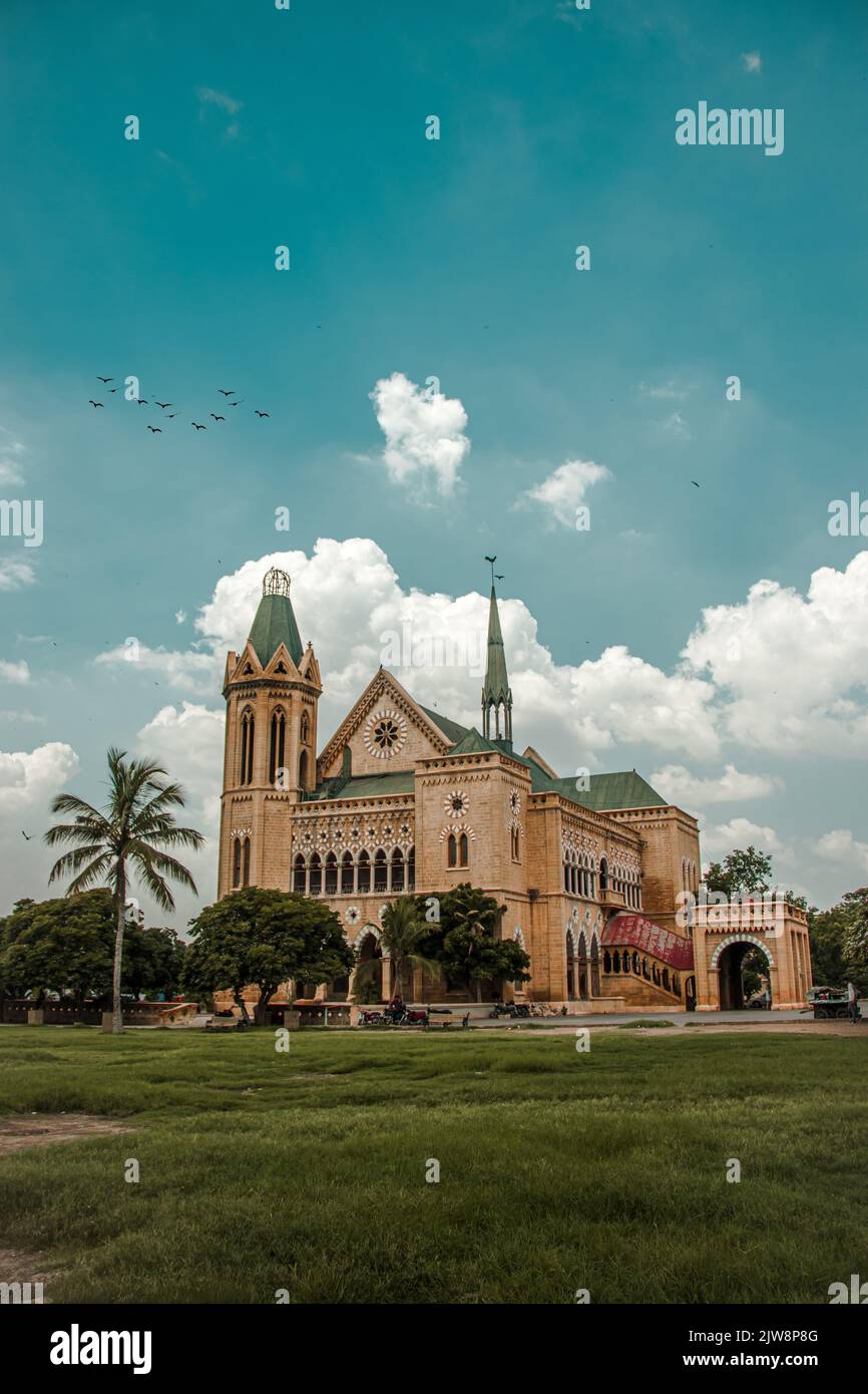 Eine vertikale Aufnahme der Frere Hall Library, Karachi, Pakistan Stockfoto