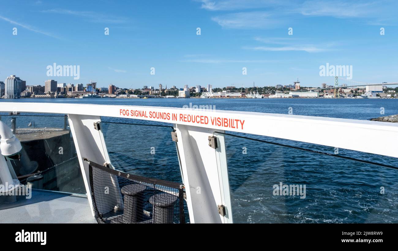 Blick vom oberen dect der Dartmouth zur Halifax Nova Scotia Fähre, die den Terminal in Dartmouth verlässt. Stockfoto