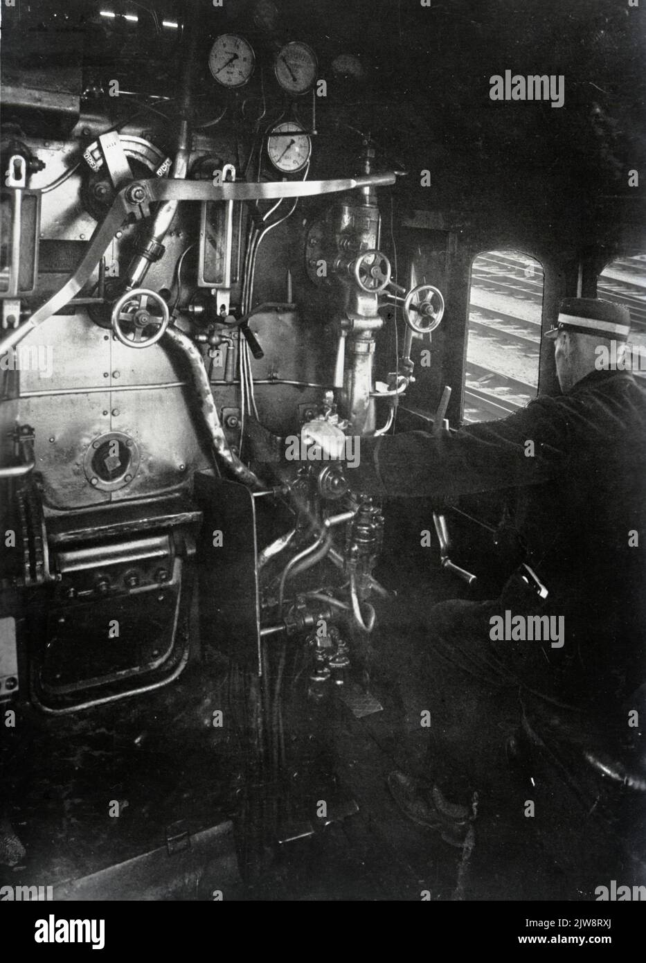 Innenraum der Maschinenkabine (Maschinenhaus) einer Dampflokomotive aus der Baureihe 3900 der N.S. Mit Fahrer. Stockfoto