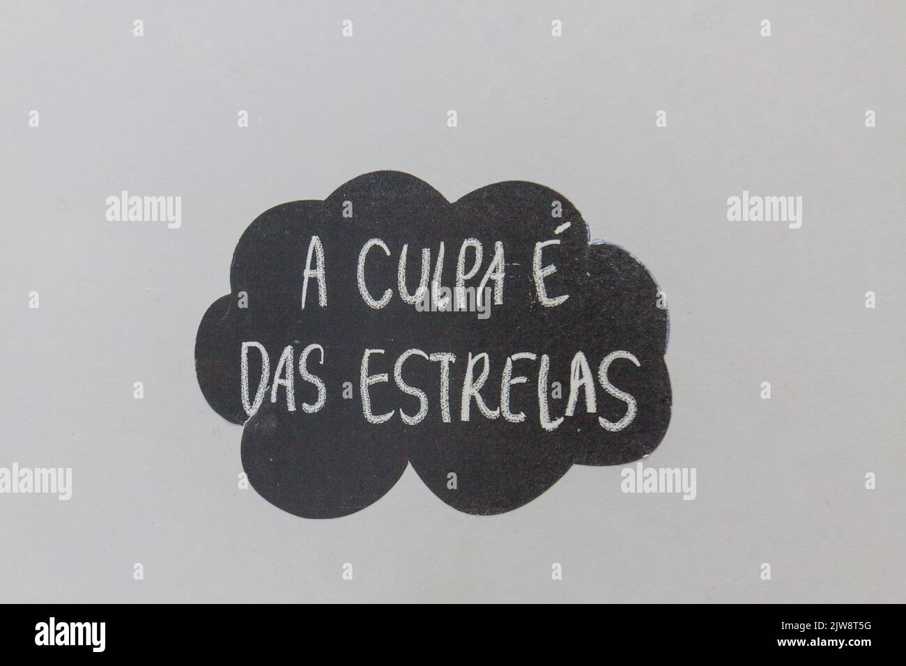 Aufkleber mit der Phrase in brasilianischem Portugiesisch (die Schuld liegt in den Sternen) in Rio de Janeiro. Stockfoto