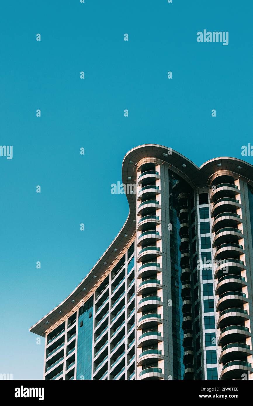 Wand mit Balkon von neuem leerstehenden modernen mehrstöckigen Wohngebäude Haus in einem Wohngebiet am sonnigen blauen Himmel Stockfoto