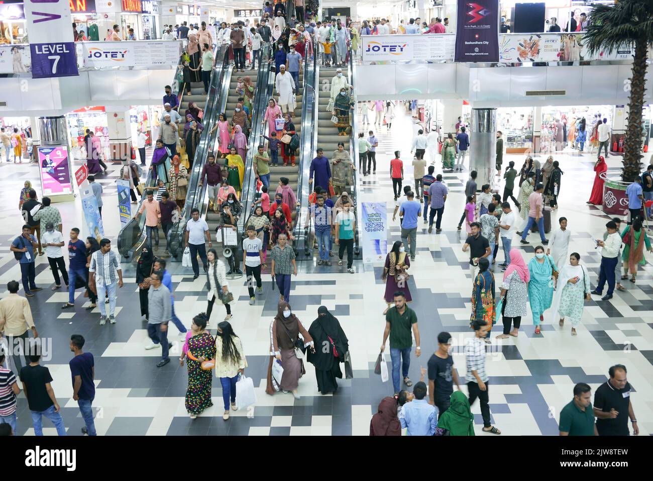 DHAKA, BANGLADESCH Mai 23 2022 mit Rolltreppe beim Einkaufen in Bashundhara City Stockfoto