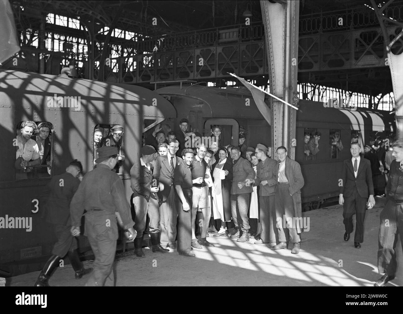 Bild der Ankunft von Rückkehrern aus Deutschland mit dem Zug auf der N.S. Station Utrecht et al. In Utrecht. Stockfoto
