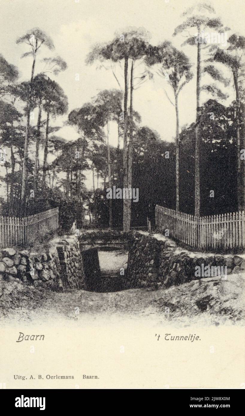 Blick auf den Fußgängertunnel unter der Bahnlinie in Baarn von Süden. Stockfoto