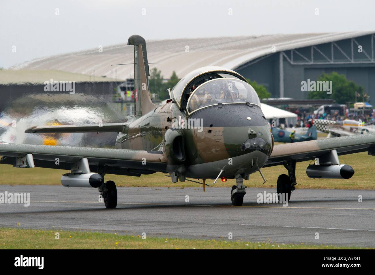 British Aircraft Corporation (BAC) 167 Strikemaster rollt auf der Duxford Summer Airshow am 18.. Juni 2022 für den Start der harten Landebahn Stockfoto