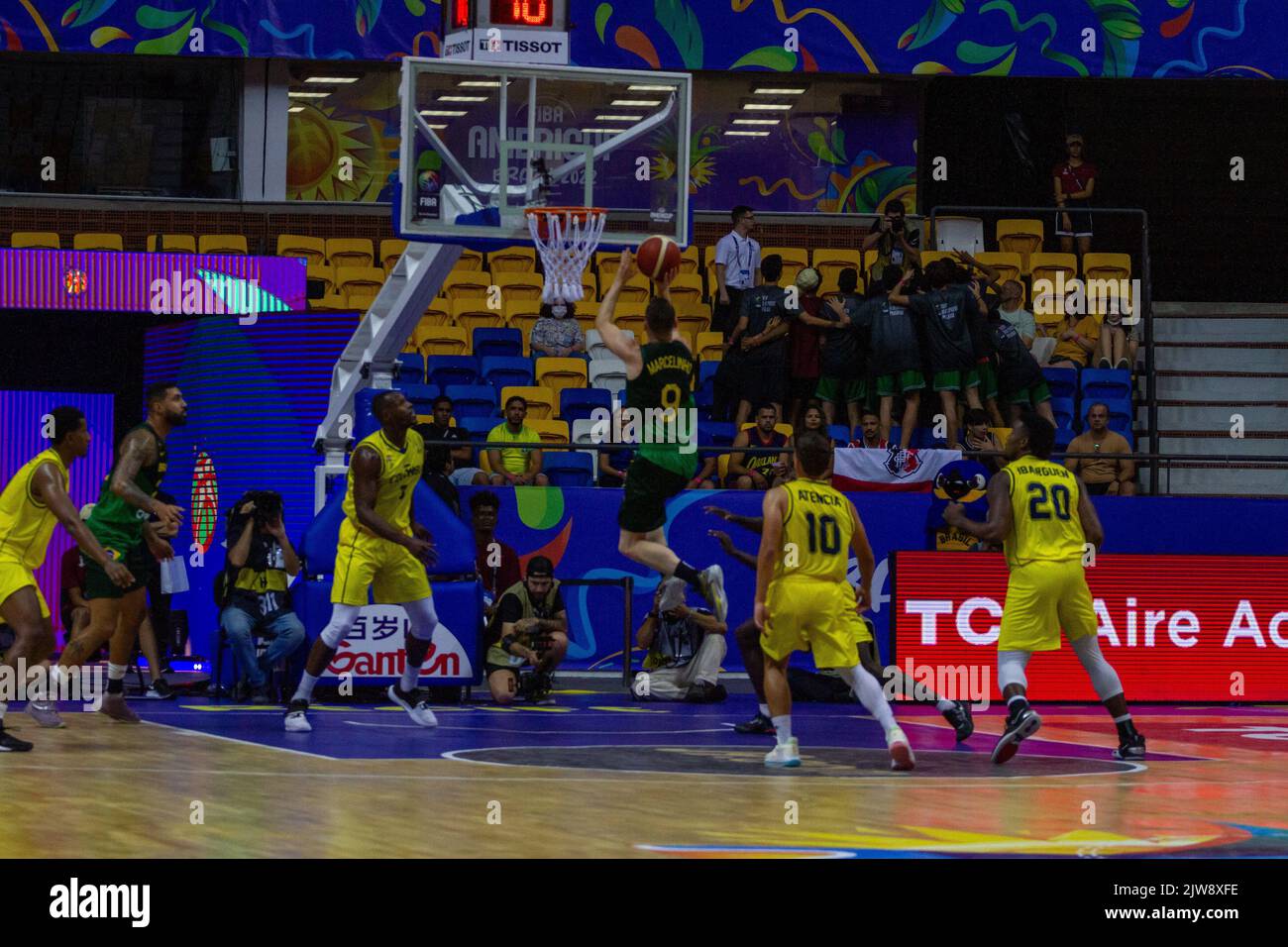 RECIFE, PE - 03.09.2022: BRASIL X COLÔMBIA - Brazil X Colombia, gültig für die zweite Runde der ersten Phase des Men&#39;s Basketball America Cup, Americup FIBA 2022, die an diesem Samstag (03) im Geraldo Magalhães Gym, bekannt als Geraldão Gym, in Recife (PE), Brasilien, stattfand. (Foto: Marcelino Luis/Fotoarena) Stockfoto