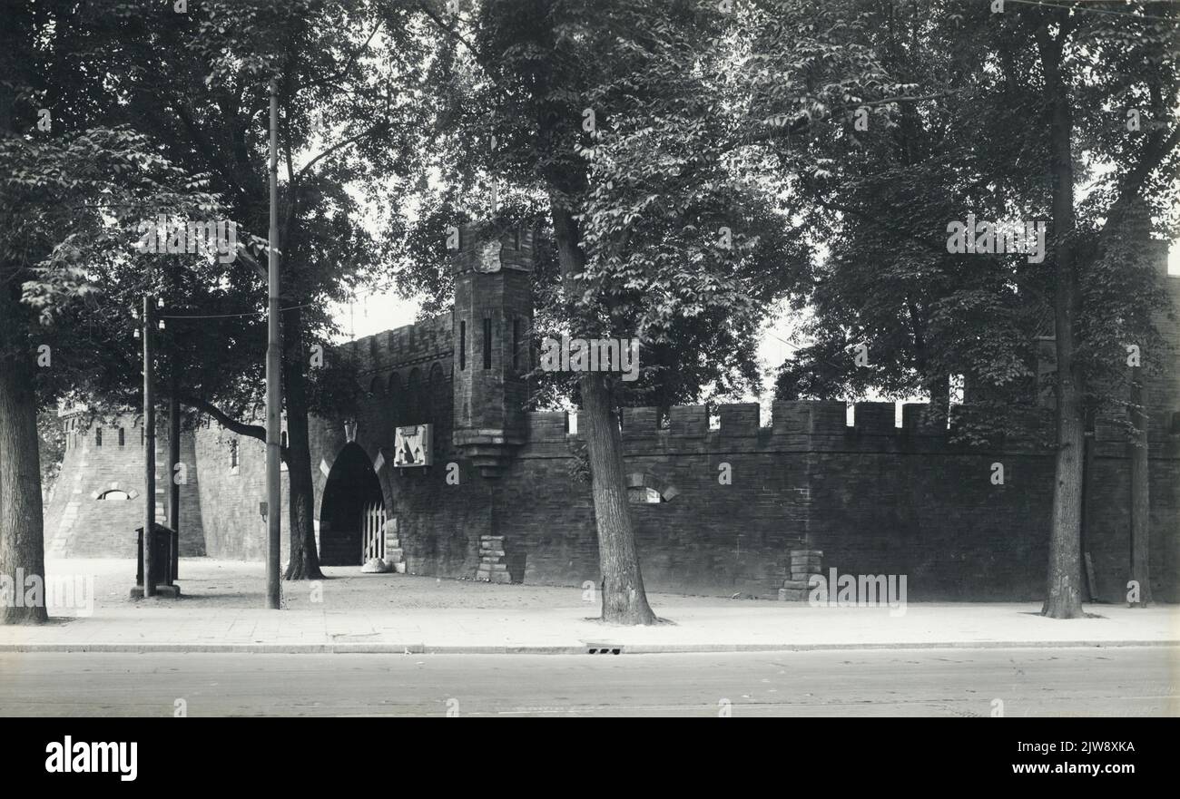 Blick auf einen Teil des als Festungsmauer errichteten Geländes auf der Vredenburg in Utrecht anlässlich der Feier des 60.-jährigen Bestehens (300 Jahre Bestehen) Der Universität mit den Themen Willem van Oranje in Utrecht im Jahr 1577 (Maskerade) und Grote Geus (Open-Air-Spiel). Stockfoto