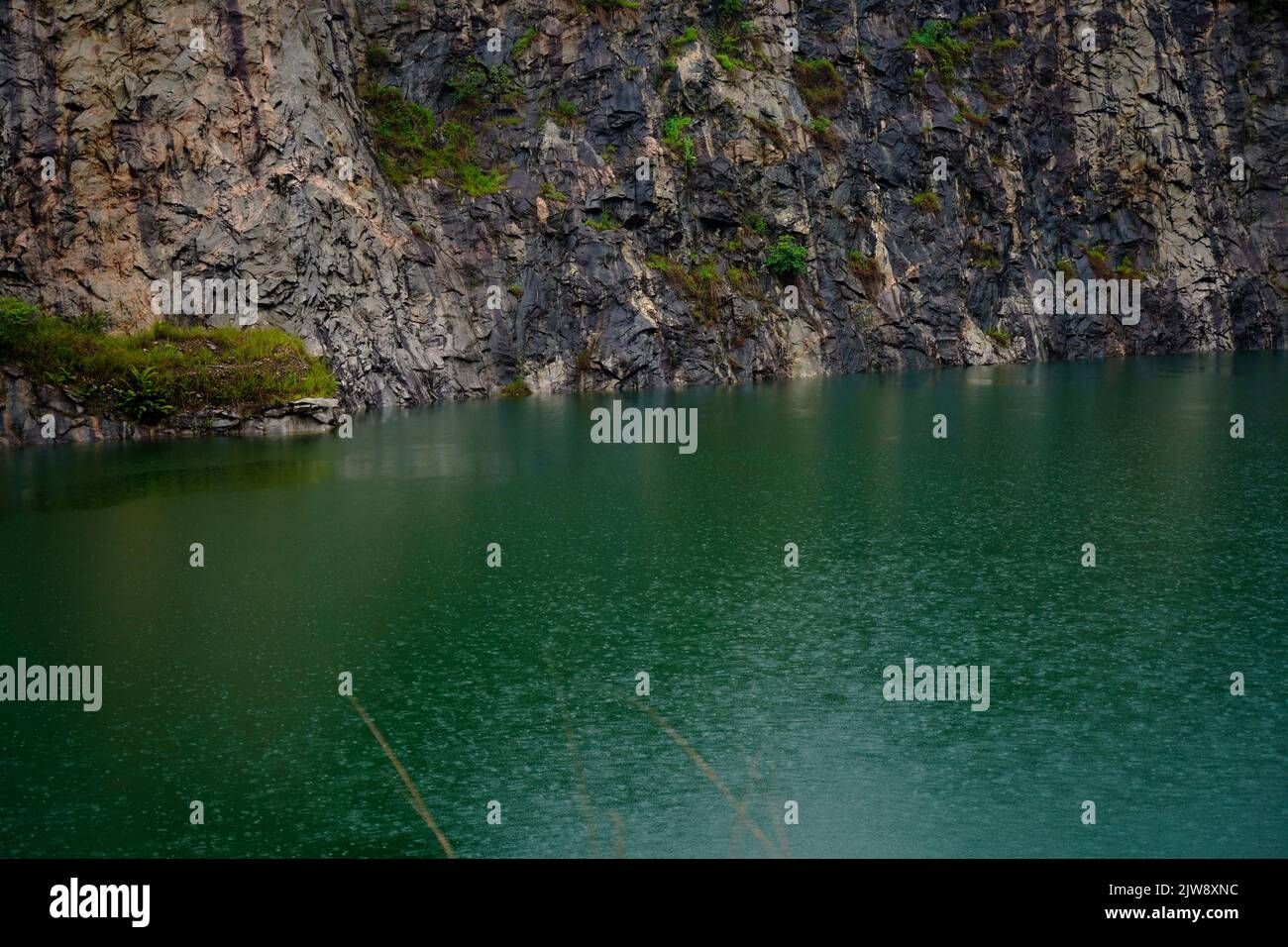 Teich in einem aufgegebenen Steinbruch in Western Ghats gebildet Stockfoto