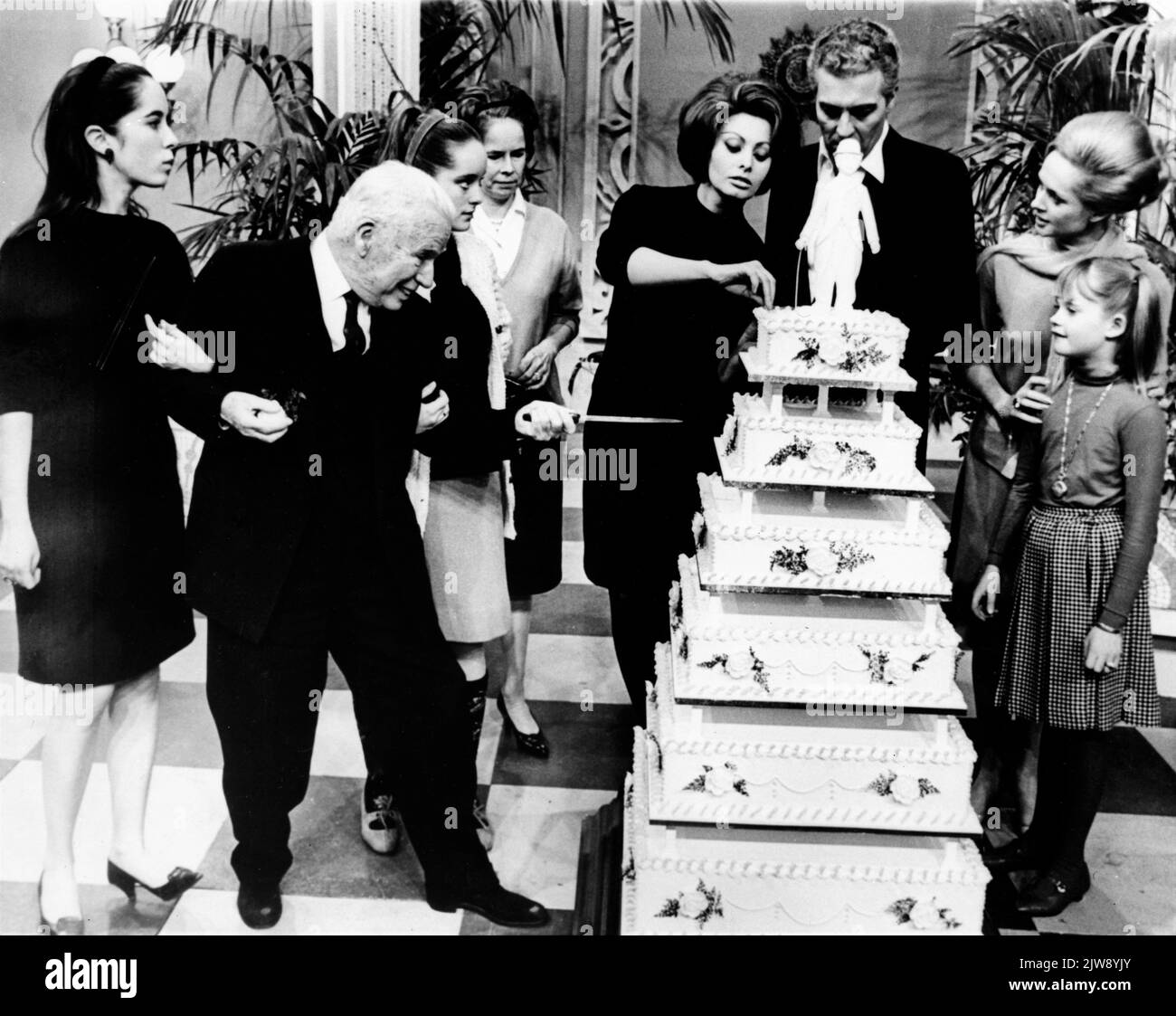 CHARLIE CHAPLIN feiert seinen 77.. Geburtstag einen Tag früher mit