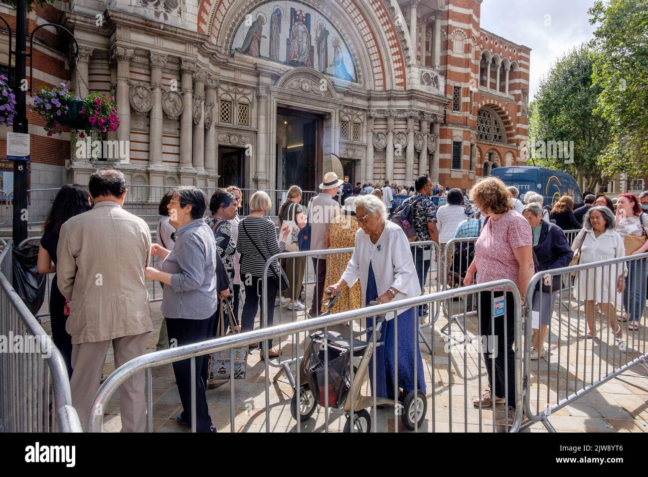 London, Großbritannien. Am 3.. September 2022 stehen religiöse Anhänger vor der Westminster Cathedral, um sich die Reliquien der St. Bernadette zum ersten Mal in Großbritannien während einer Tour durch England, Schottland und Wales im September und Oktober 2022 anzusehen. Stockfoto