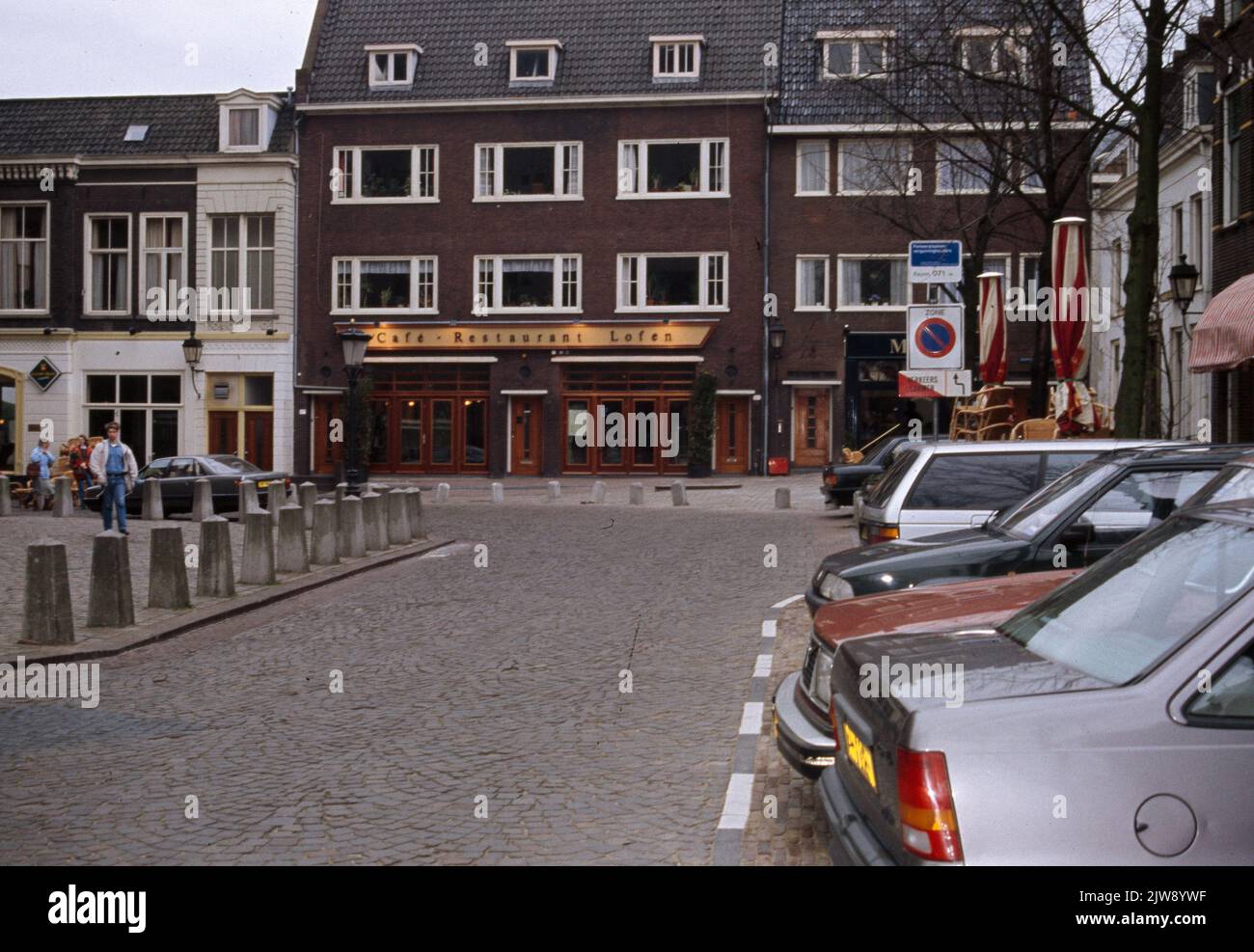 Blick auf den Domplein in Utrecht, mit dem Café-Restaurant Lofen in der Mitte (Domplein 17) .n.b. Das Foto wurde als Vorbereitung für die Studenten auf die Route für die Verkehrsprüfung gemacht. Stockfoto