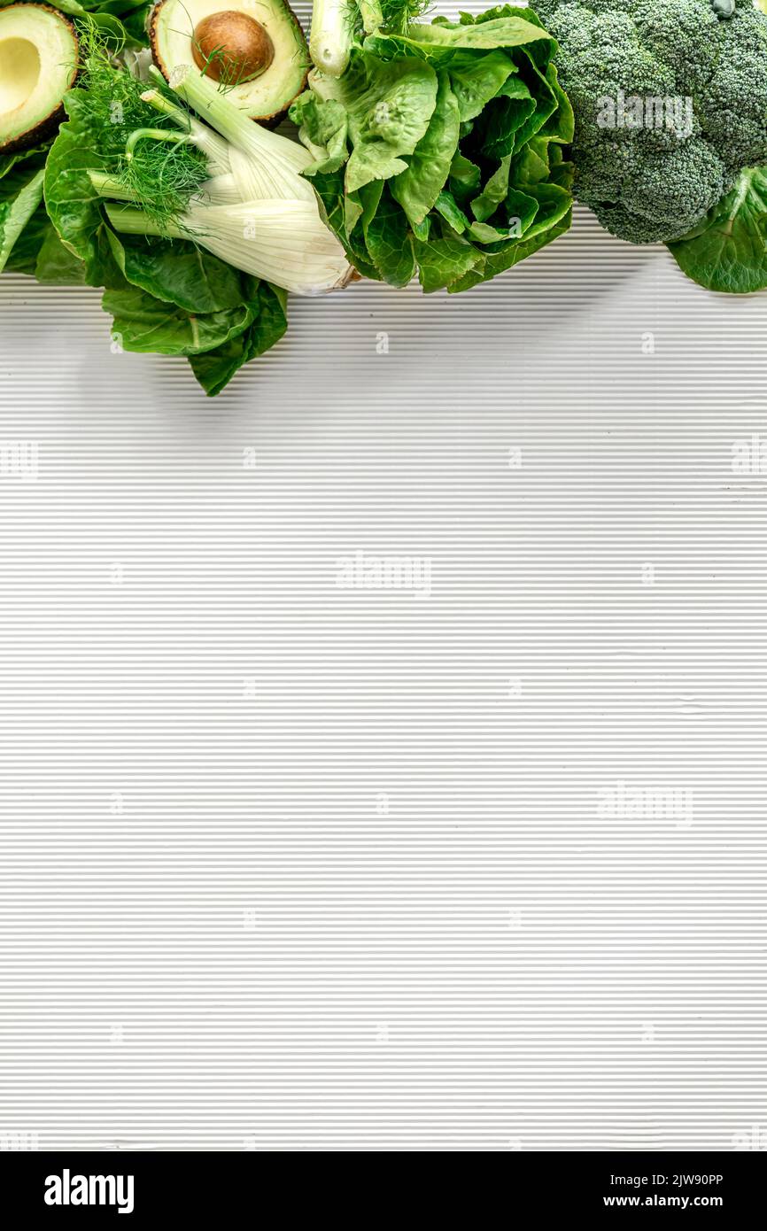 Bio frisches Gemüse auf weißem Hintergrund, flach liegend. Stockfoto