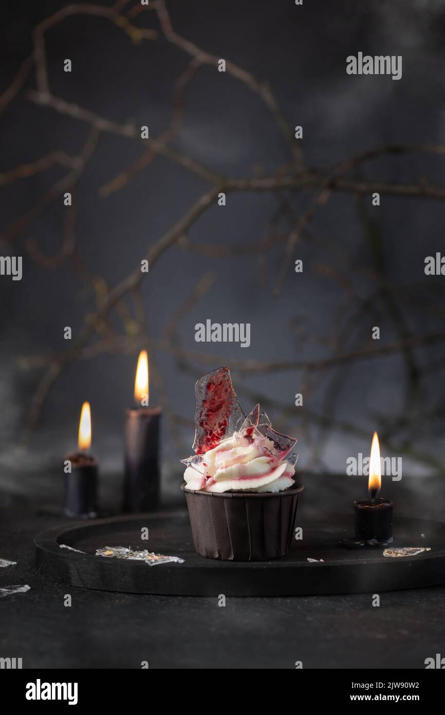 Halloween Cupcake mit Buttercreme, Kunstglas und Blut. Halloween Muffin. Halloween kreatives Essen. Stockfoto