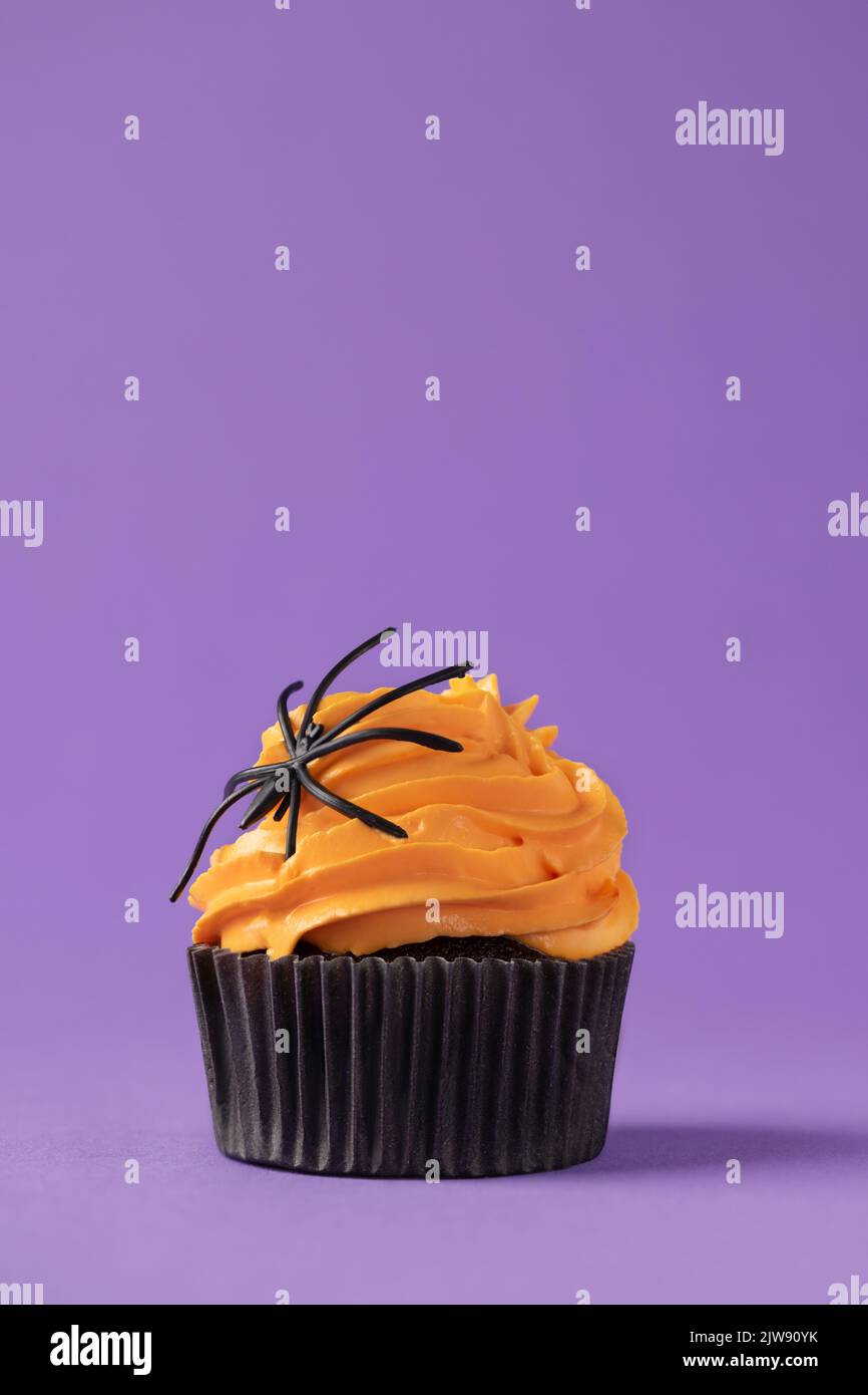Halloween Cupcake mit Kürbis Buttercreme und Spinnendeko. Halloween Muffin. Halloween kreatives Essen. Stockfoto