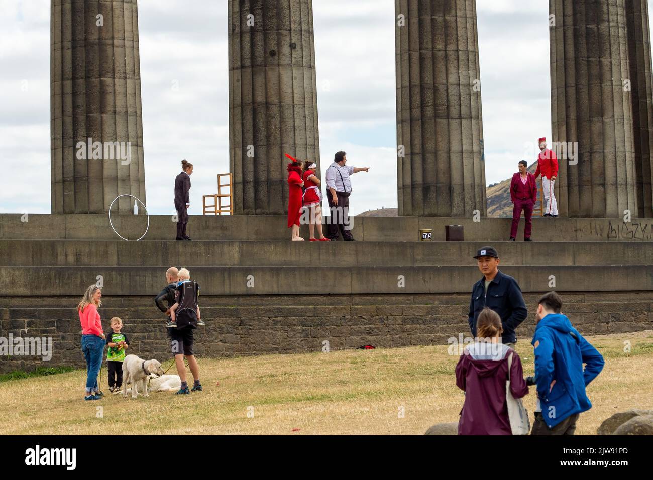 Interpreten, die eine Show für das Edinburgh Festival auf Calton Hill, Edinburgh, Schottland, Großbritannien, starten möchten Stockfoto