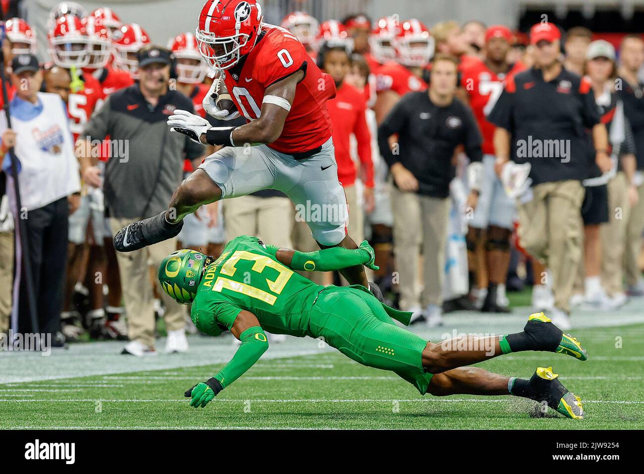 3. September 2022: Darnell Washington (0) von Georgia stellt dem Oregon Bryan Addison (13) während des Kick-fil-A Kickoff-Spiels mit den Georgia Bulldogs und den Oregon Ducks, das im Mercedes Benz Stadium in Atlanta, Georgia, gespielt wird, eine Hürde. Georgien besiegt Oregon 49-3. Cecil Copeland/CSM Stockfoto