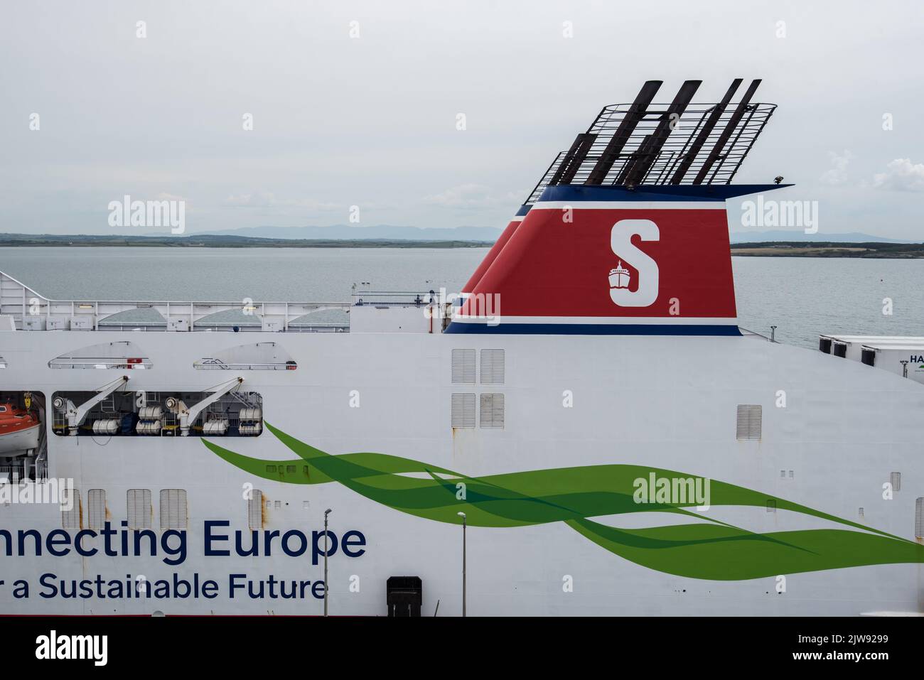 Stena Line Autofähre, mit einem unverwechselbaren Trichter am Holyhead Terminal für Auto- und Frachtfähren nach Irland Stockfoto