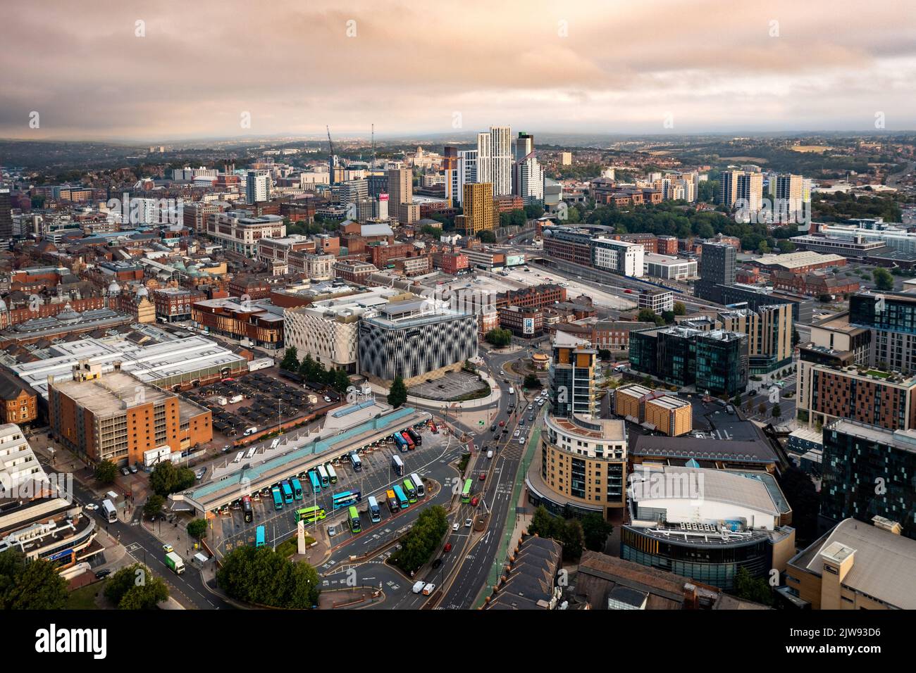 LEEDS, GROSSBRITANNIEN - 2. SEPTEMBER 2022. Luftpanorama des Stadtzentrums von Leeds mit Busbahnhof und Victoria Einkaufszentrum, das bei einer dramatischen Sonne auffällig ist Stockfoto