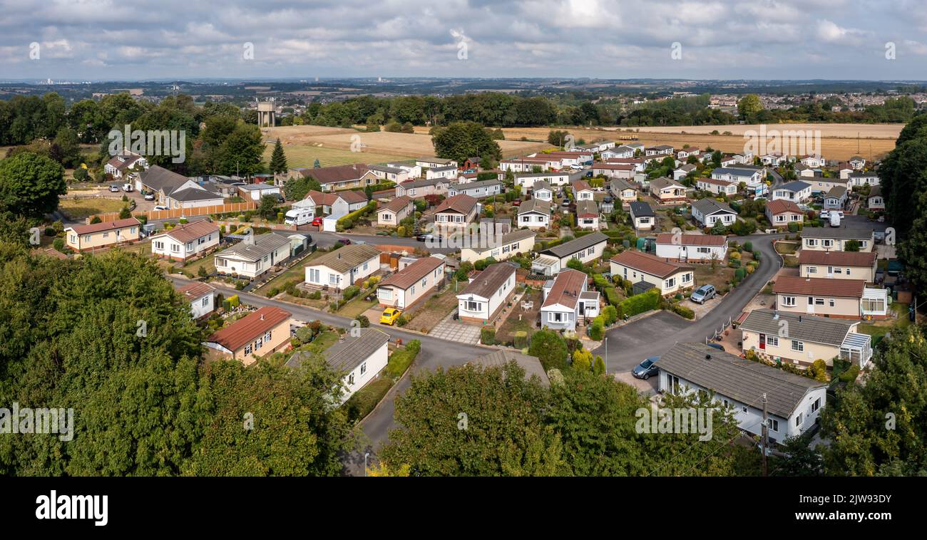 LEEDS, GROSSBRITANNIEN - 2. SEPTEMBER 2022. Eine Luftaufnahme eines Caravan-Ferienparks mit statischen Wohnwagen auf dem Land Stockfoto