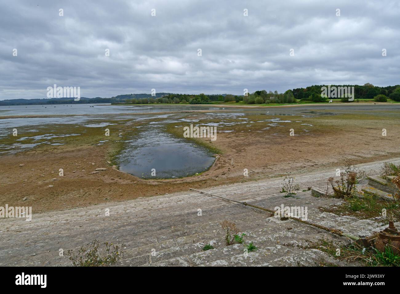 Chew Valley, Großbritannien. 04. September 2022. An einem sehr feuchten Nachmittag zeigt der Chew Valley See, der einmal voll mit Wasser war, jetzt Anzeichen von mangelndem Regenwasser. Bildquelle: Robert Timoney/Alamy Live News Stockfoto