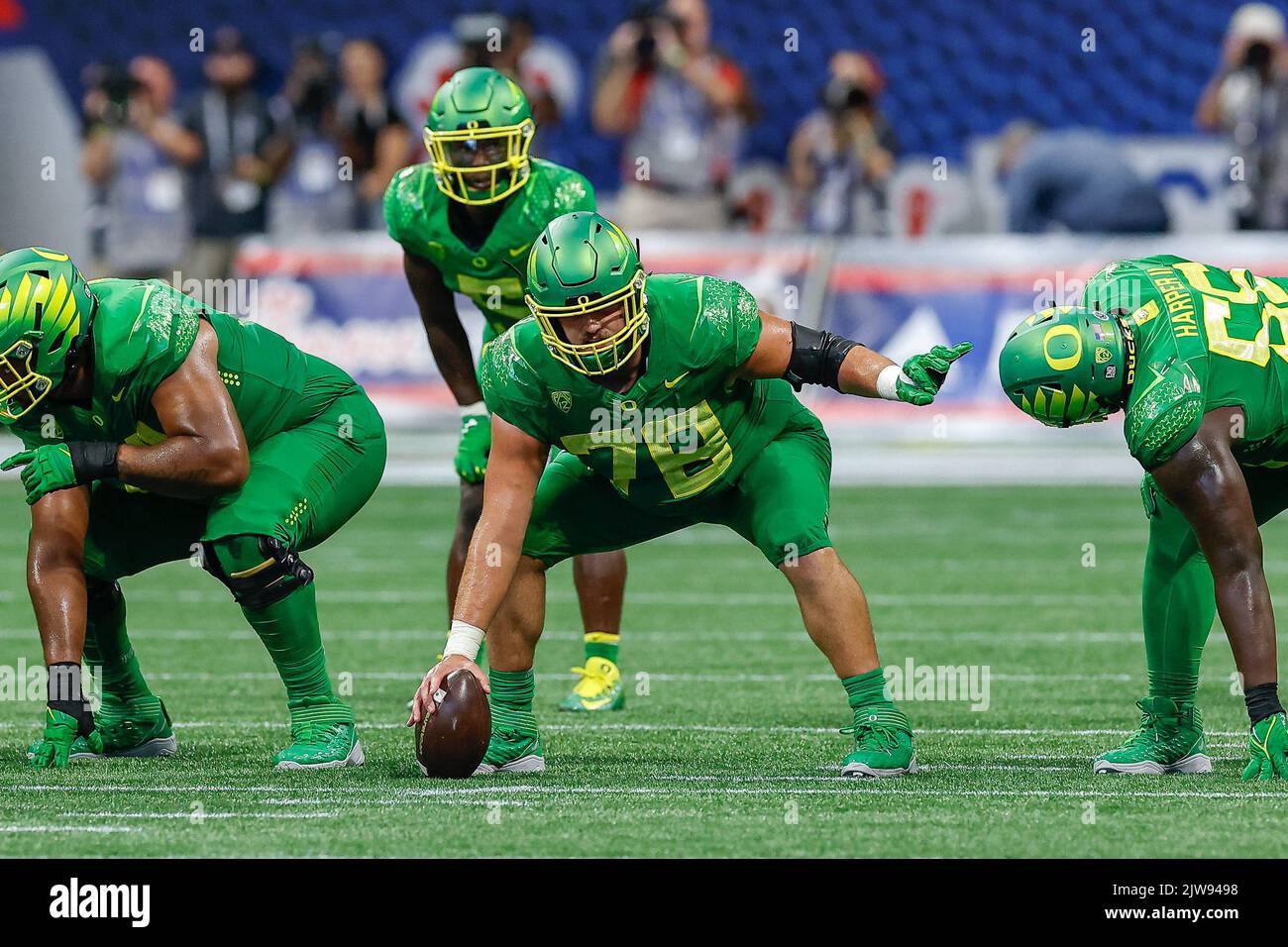 3. September 2022: Alex Forsyth (78) von Oregon leitet den Verkehr während des Kick-fil-A-Kickoff-Spiels mit den Georgia Bulldogs und den Oregon Ducks, gespielt im Mercedes Benz Stadium in Atlanta, Georgia. Georgien besiegt Oregon 49-3. Cecil Copeland/CSM Stockfoto