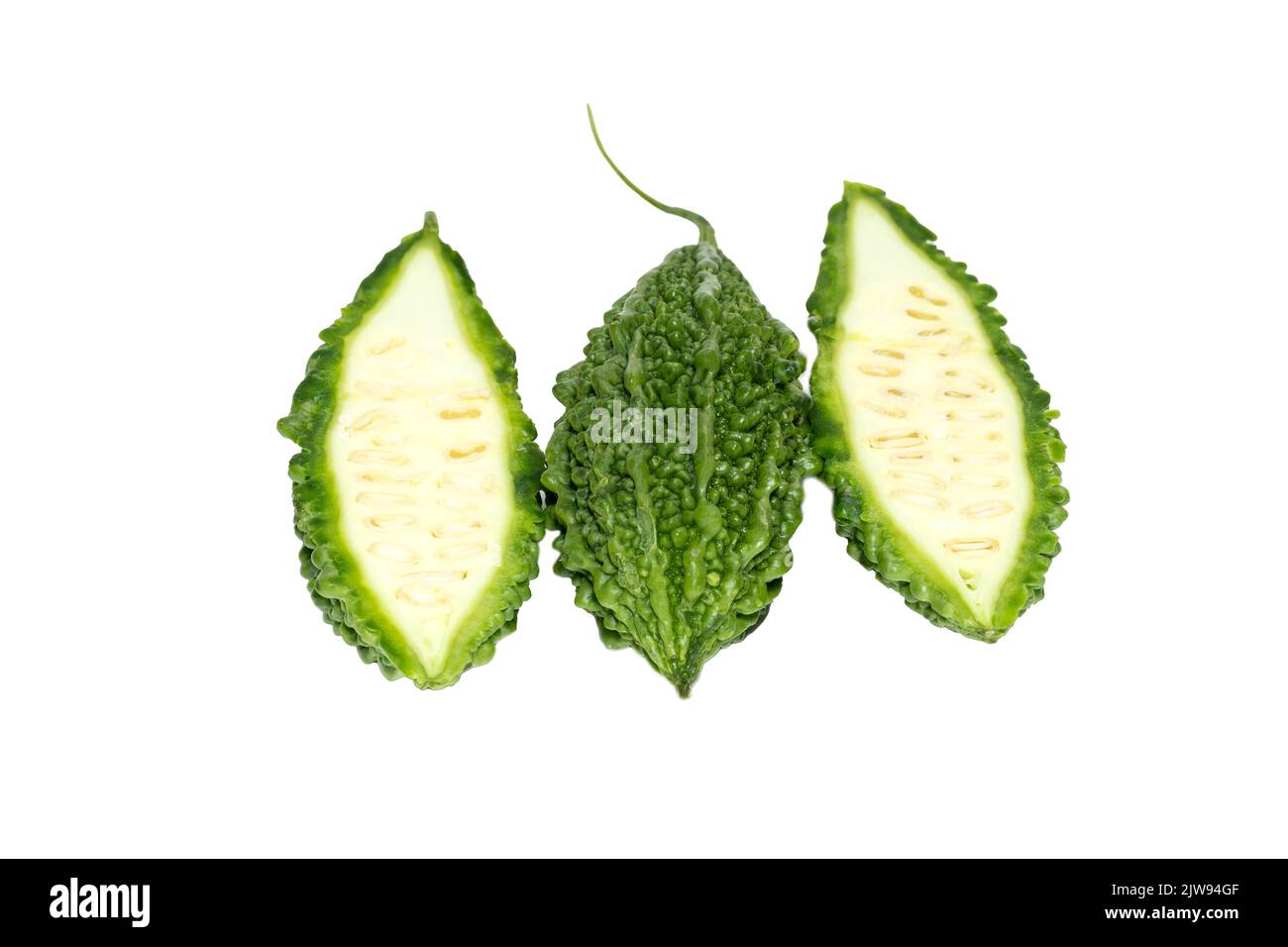 Bitterer Kürbis oder bittere Melone, Momordica charantia sind auf weißem Hintergrund isoliert Stockfoto