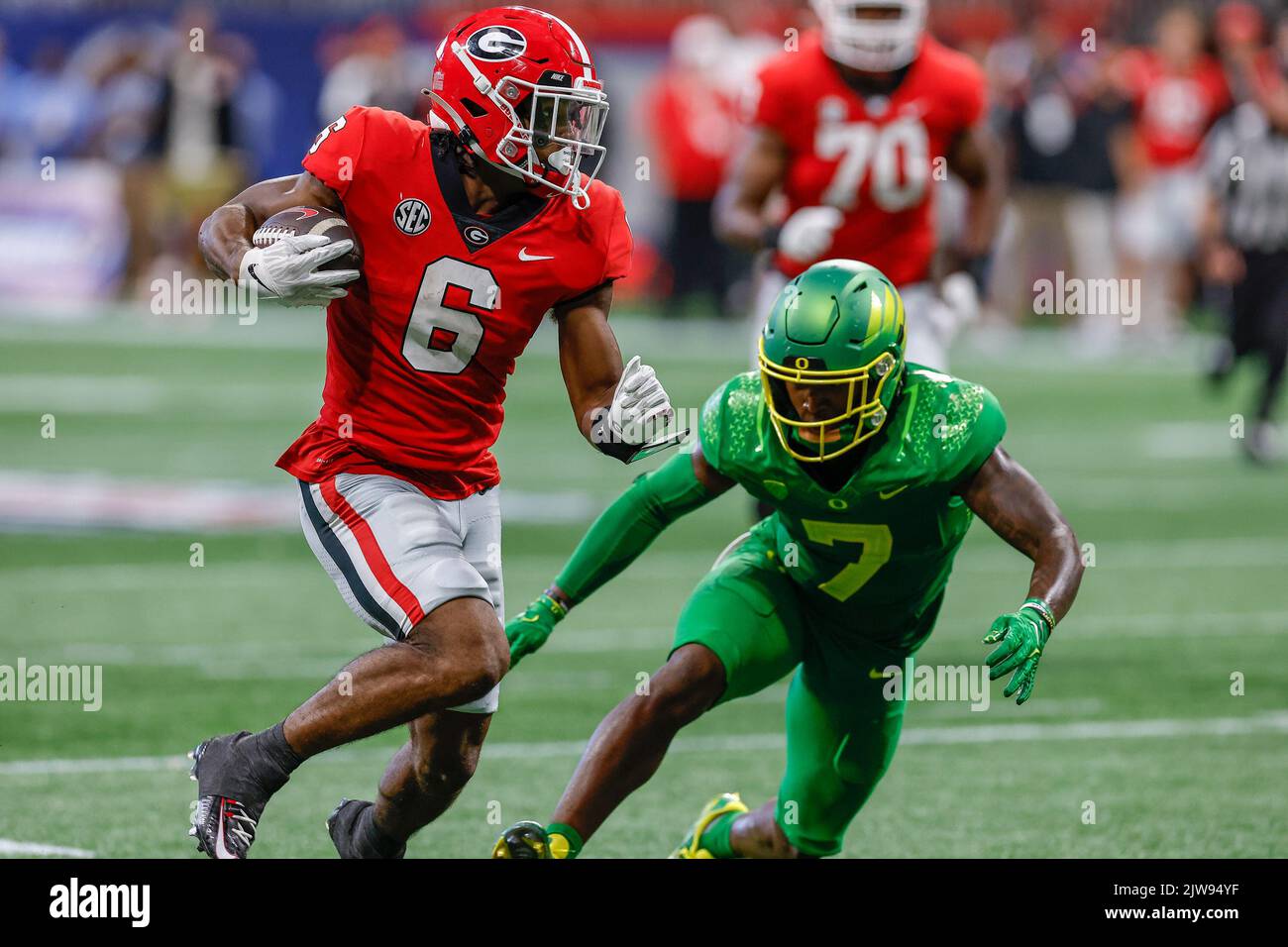 3. September 2022: Kenny McIntosh (6) aus Georgia läuft während des Chick-fil-A-Kickoff-Spiels mit den Georgia Bulldogs und den Oregon Ducks, gespielt im Mercedes Benz Stadium in Atlanta, Georgia. Georgien besiegt Oregon 49-3. Cecil Copeland/CSM Stockfoto