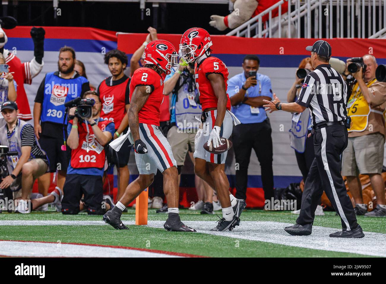 3. September 2022: Die Georgia's Kendall Milton (2) und Adonai Mitchell (5) feiern einen Touchdown während des Chick-fil-A Kickoff-Spiels mit den Georgia Bulldogs und den Oregon Ducks, gespielt im Mercedes Benz Stadium in Atlanta, Georgia. Georgien besiegt Oregon 49-3. Cecil Copeland/CSM Stockfoto