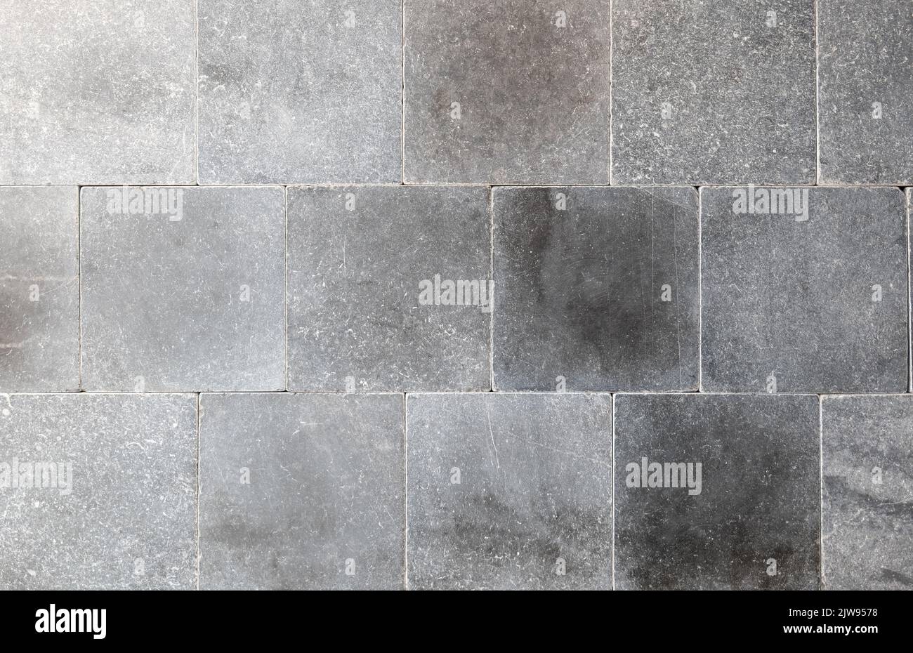 Einfache schwere hellgrau quadratische Fliese roh Backstein Wand Oberflächenstruktur Hintergrund Textur, Vorderansicht, niemand, keine Menschen moderne zeitgenössische Interieur de Stockfoto