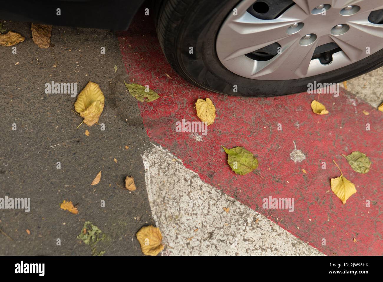 RUSSLAND, MOSKAU - AUG 28, 2022: schild Sicherheitsauto verboten Illustration Transport Symbol keine Straße, für verboten isoliert in Markierung und wachsam weiß Stockfoto