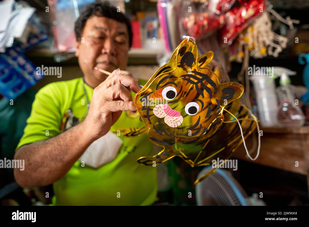 (220904) -- MALACCA, 4. September 2022 (Xinhua) -- Ein Handwerker stellt eine handgefertigte Laterne in Malacca, Malaysia, am 3. September 2022 her. (Foto von Chong Voon Chung/Xinhua) Stockfoto