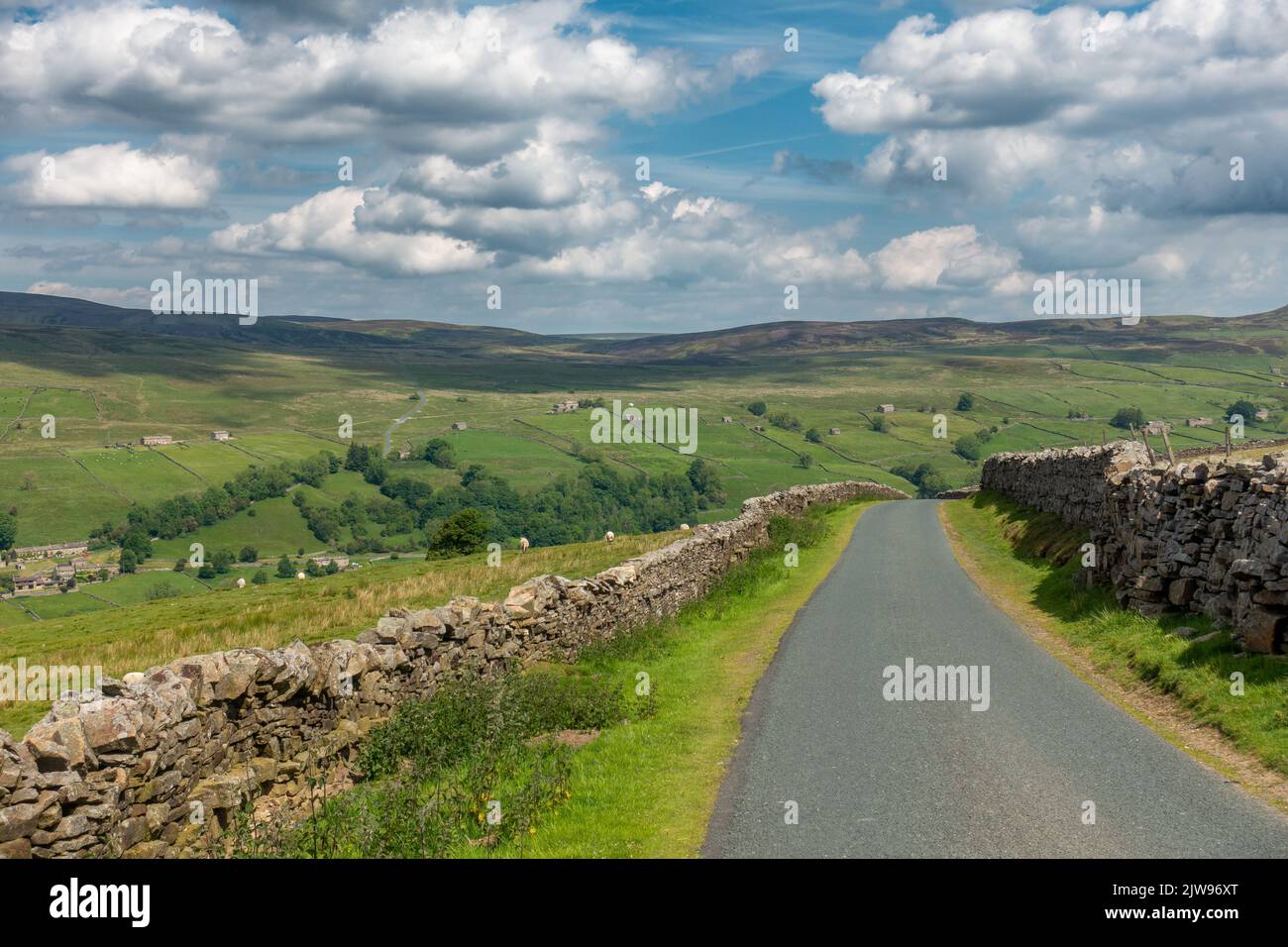 Blick auf eine Landstraße auf dem Fleak Moss-Hügel in Swaledale mit dem Turf Moss-Hügel auf der gegenüberliegenden Talseite, Yorkshire Dales National Stockfoto