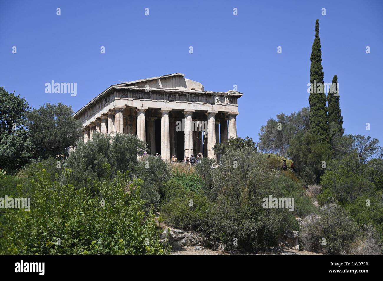 Landschaft mit Panoramablick auf den dorischen Peripteraltempel des Hephaestus, einem antiken historischen Wahrzeichen Athens, Griechenland. Stockfoto