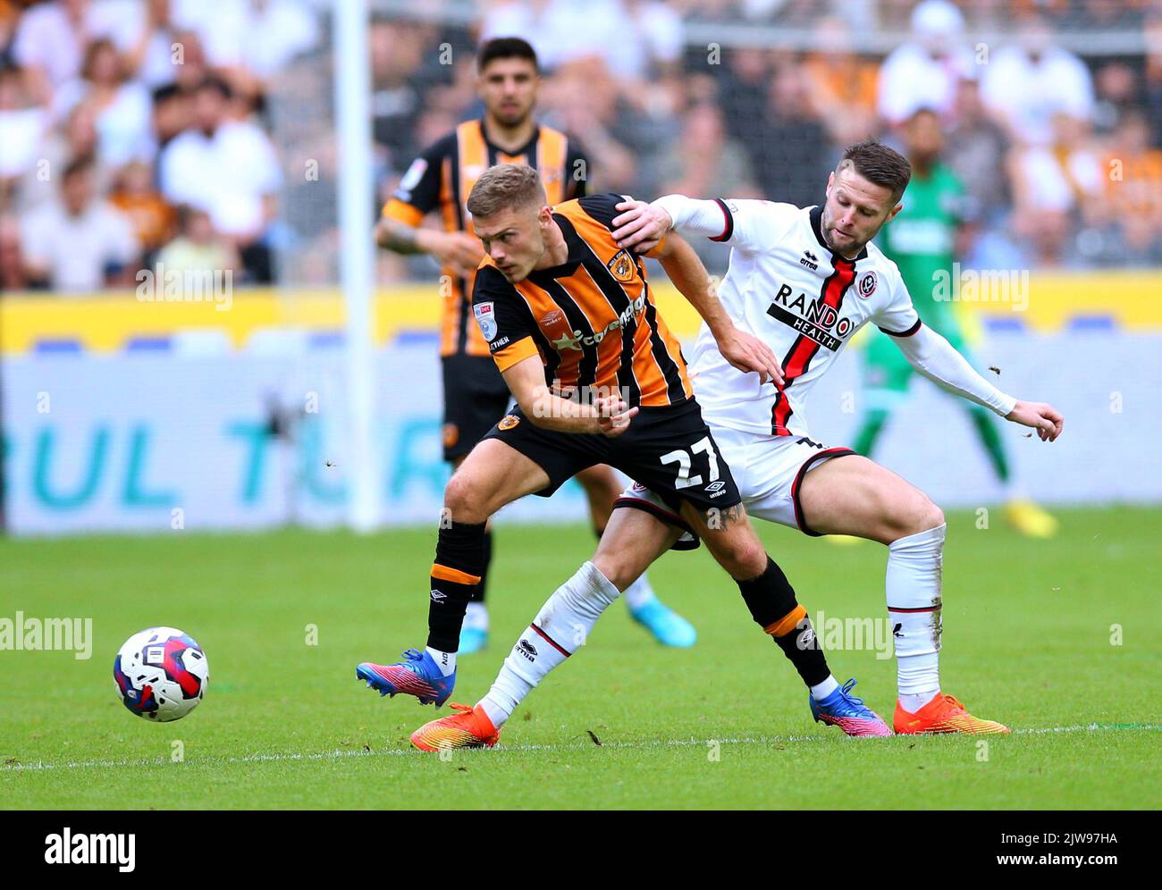 Regan Slater von Hull City (links) und Oliver Norwood von Sheffield United kämpfen während des Sky Bet Championship-Spiels im MKM Stadium, Hull, um den Ball. Bilddatum: Sonntag, 4. September 2022. Stockfoto