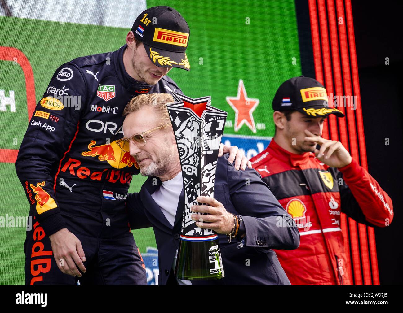 Zandvoort, Niederlande. 04. September 2022. ZANDVOORT - Max Verstappen (Red Bull Racing) erhält den ersten Preis von Prinz Bernhard, nachdem er am 4. September 2022 auf dem Circuit van Zandvoort in Zandvoort, Niederlande, den Grand Prix der Niederlande F1 gewonnen hat. ANP SEM VAN DER WAL Quelle: ANP/Alamy Live News Stockfoto