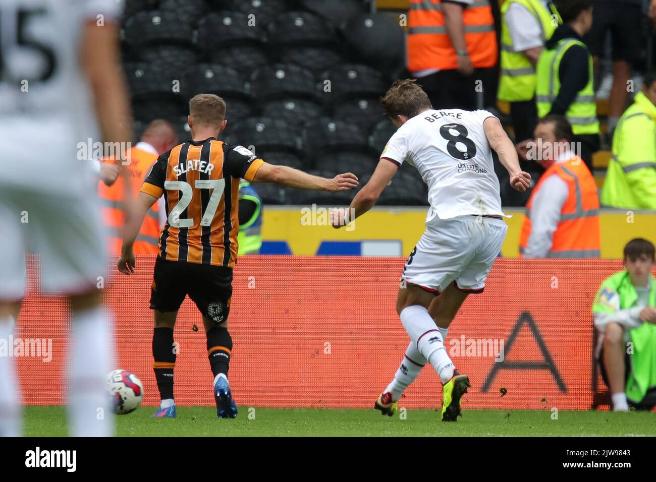 Sander Berge #8 von Sheffield United schießt und schießt ein Tor, um es 0-2 während des Sky Bet Championship-Spiels Hull City gegen Sheffield United im MKM Stadium, Hull, Großbritannien, 4.. September 2022 (Foto von James Heaton/News Images) in Hull, Großbritannien am 9/4/2022 zu erreichen. (Foto von James Heaton/News Images/Sipa USA) Stockfoto