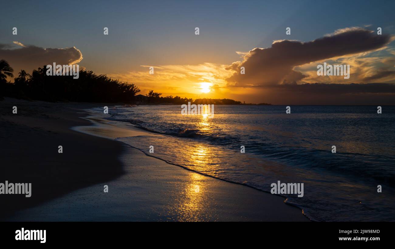 Ein Strand bei Sonnenuntergang auf den Bahamas Stockfoto