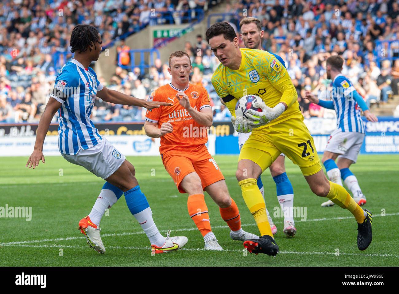 Lee Nicholls #21 von Huddersfield Town behauptet das Kreuz während des Sky Bet Championship-Spiels Huddersfield Town gegen Blackpool im John Smith's Stadium, Huddersfield, Großbritannien, 4.. September 2022 (Foto von Craig Thomas/News Images) Stockfoto