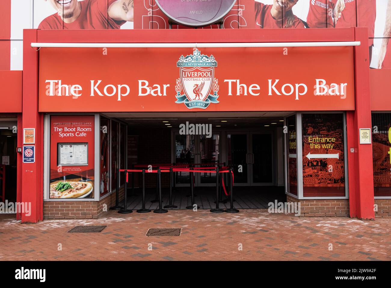 The Kop Bar im Anfield Stadium - LIVERPOOL, Großbritannien - 16. AUGUST 2022 Stockfoto