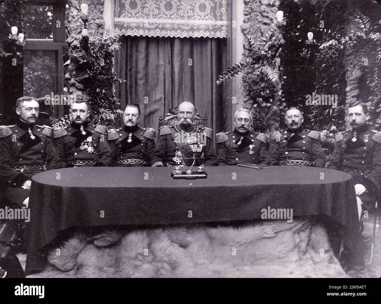Gruppenportrait des Kapitels des souveränen Malteserordens in Utrecht. Mit Füßen, an einem Tisch sitzend. Von links nach rechts: J.F.J.F. Baron van Dordt an Medler (Ritter des ersten Kapitels), Jonkheer E.B.F.F. Wittert van Hoogland (Kanzler), F.A.J. Baron van Wijnbergen (Koadjutor), J.J.G. Baron van Voorst to Voorst (Bailiff), A.M.J.E.A. Baron van Lamsweerde (Werkmeester), G.F.M. Baron van Hugenpoth an Aerdt (Schatzmeister) und E.O.J.M. Baron von Hövell bis Westerflier (Ritter im zweiten Kapitel). Stockfoto