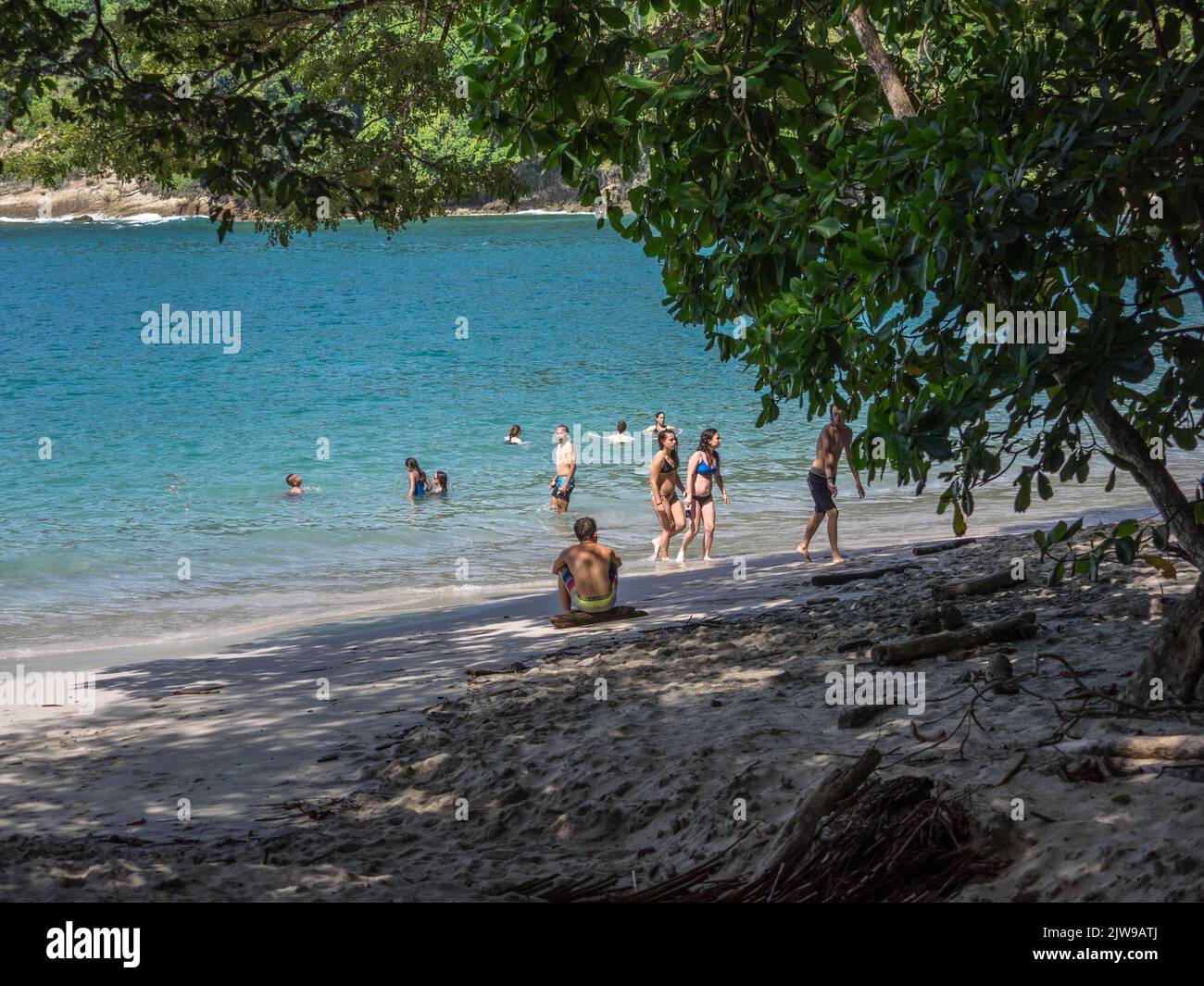 Menschen, die den Strand im Manuel Antonio Nationalpark in der Nähe von Quepos, Costa Rica, genießen. Stockfoto