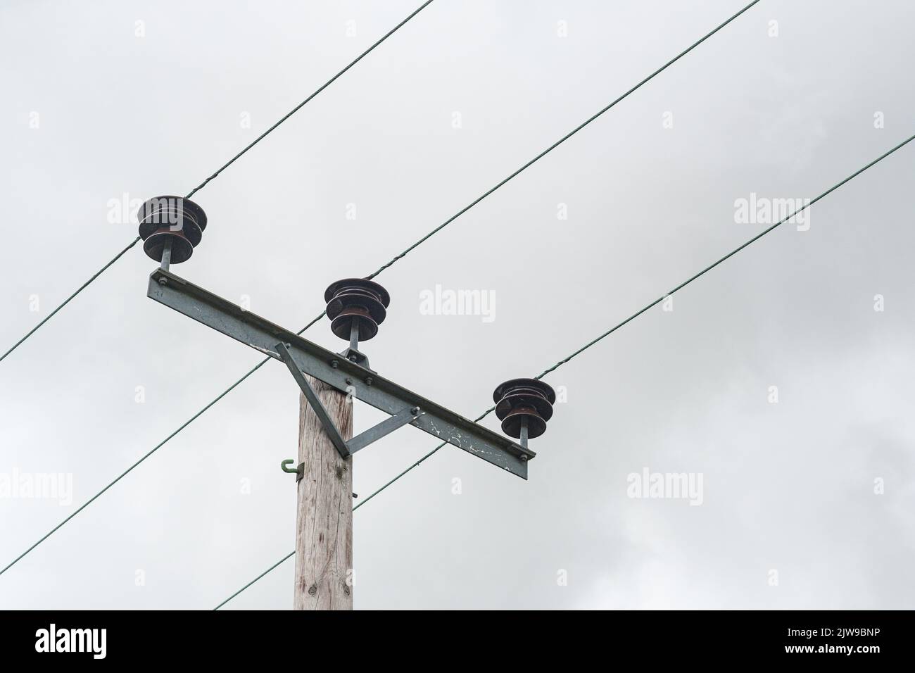 Top of a Telegraph Pole in the countryside, with Power Cables. Stockfoto