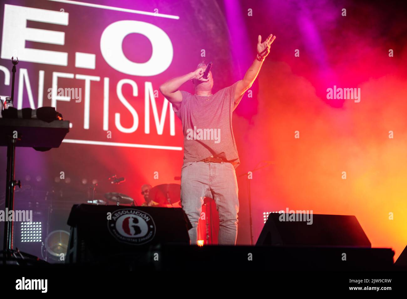 Die spanische Künstlerin Kase.O und Jazz Magnetism spielen live beim Vive Latino 2022 Festival in Zaragoza, Spanien Stockfoto