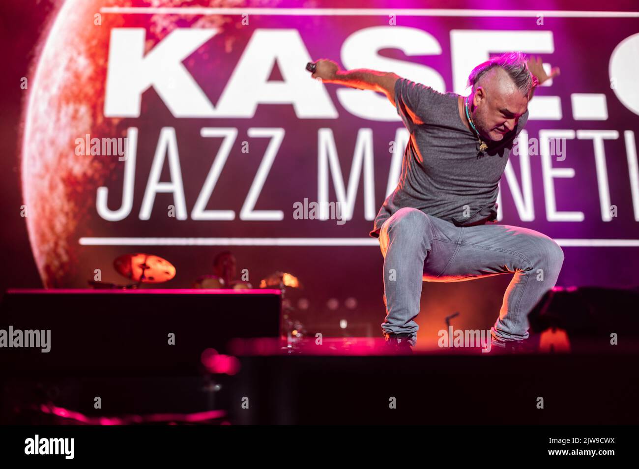 Die spanische Künstlerin Kase.O und Jazz Magnetism spielen live beim Vive Latino 2022 Festival in Zaragoza, Spanien Stockfoto