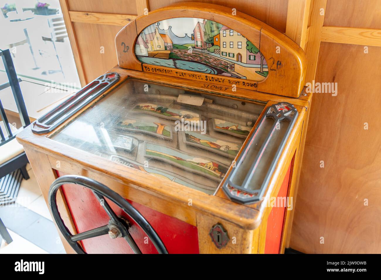 1922 vintage Arcade-Spiel, immer noch in Ordnung mit handgemalten Anweisungen des ursprünglichen Besitzers von Caffe Bertorelli, Newbiggin by the Sea, UK. Stockfoto